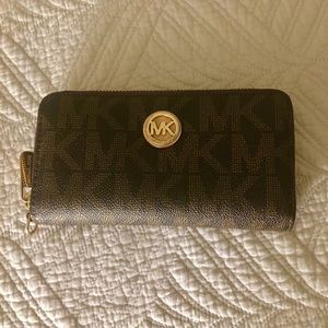 Michael Kors wallet/wristlet, wristlet detachable